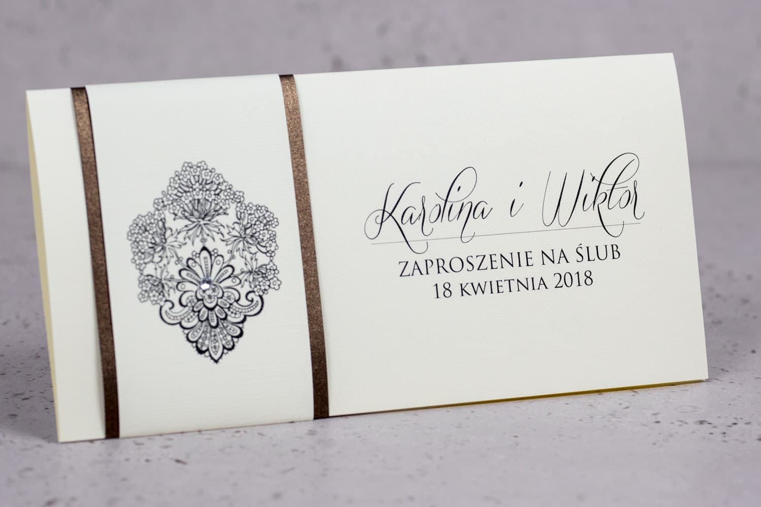 Invitaciones de boda glamour con fajín marrón y circonita – Moreno nº 6
