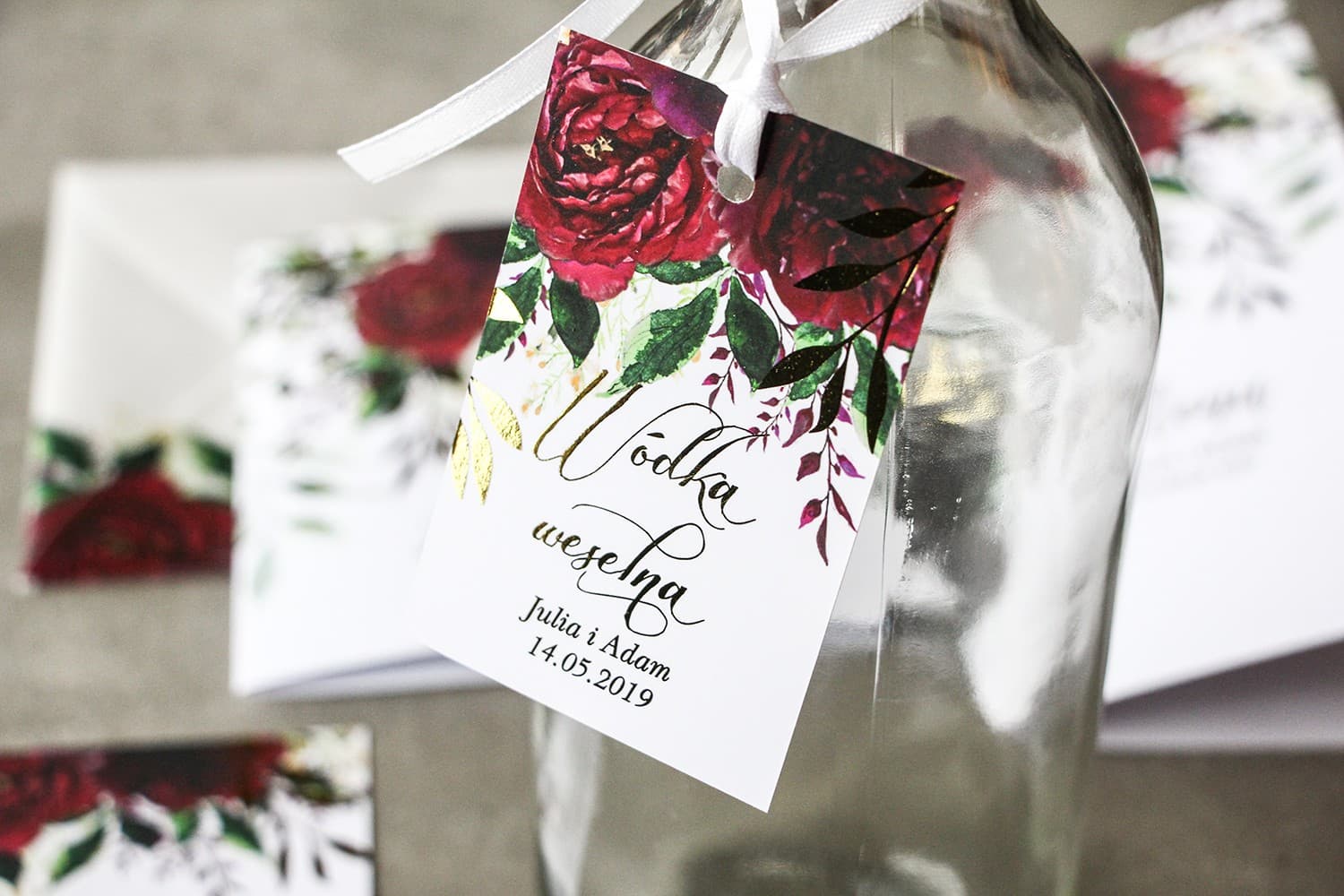 Eleganti Etichette per Alcool Dorate con Peonie Bordo | Segnaposto per Vodka Nuziale | Rubin n. 3
