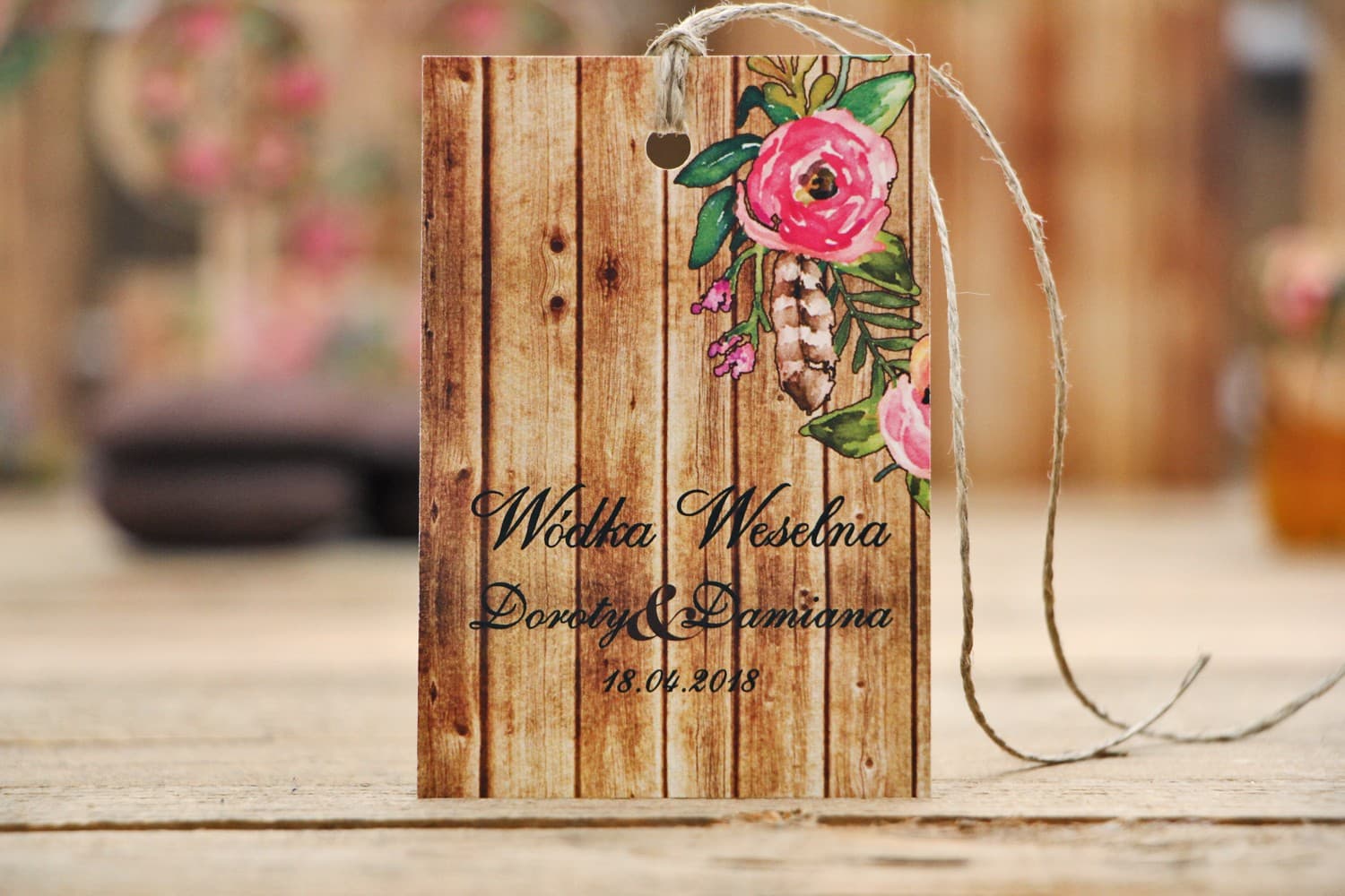 Etiquetas Rústicas para Boda con Flores sobre Madera | Colgantes para Alcohol | Rústico nº 1