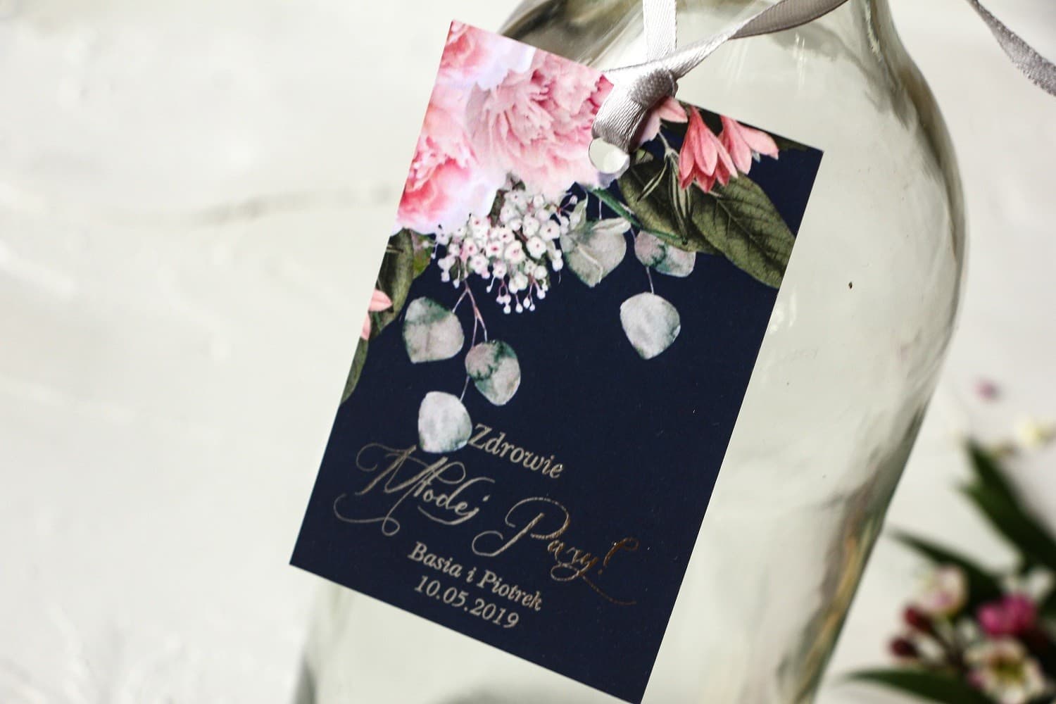 Etiquetas de Boda para Botellas Azul Marino con Peonías, Plateadas | Estilo Glamour | Pastel nº 3