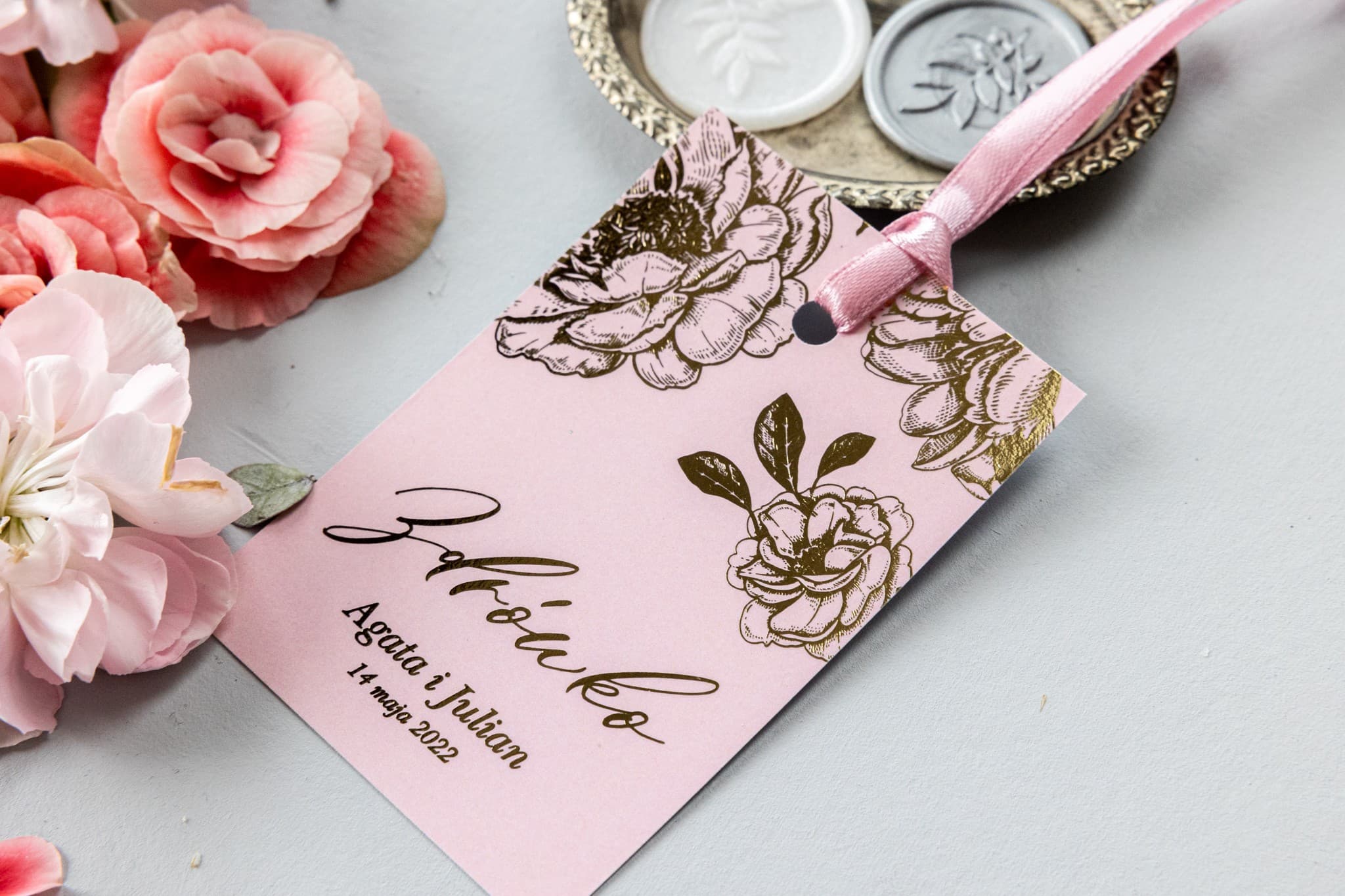 Etiquetas Doradas para Botellas con Peonía, Rosa Empolvado | Elegantes Etiquetas para Alcohol de Boda | Onyks nº 1