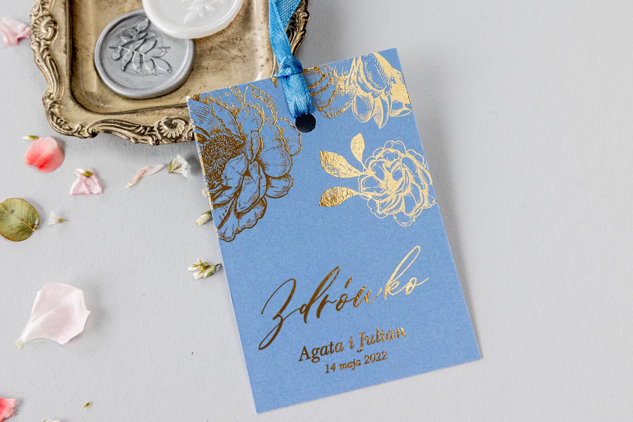 Etiquetas Doradas para Botellas Dusty Blue, Elegantes | Etiquetas para Alcohol de Boda | Onyks nº 2