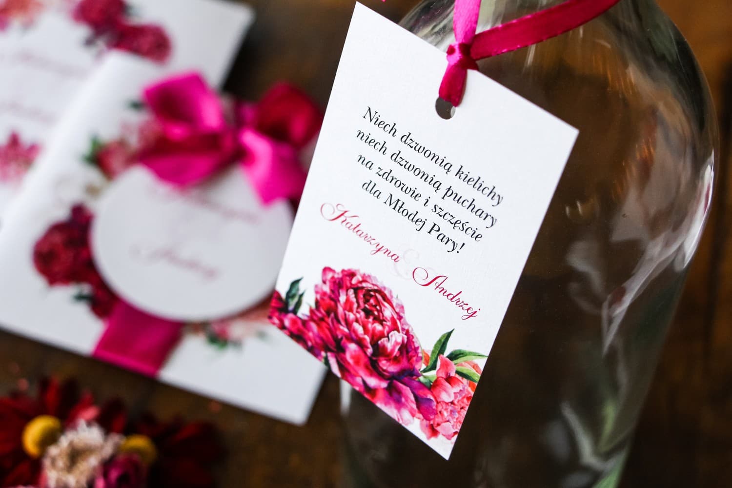 Étiquettes pour bouteilles de mariage avec graphisme de pivoines roses et amarante