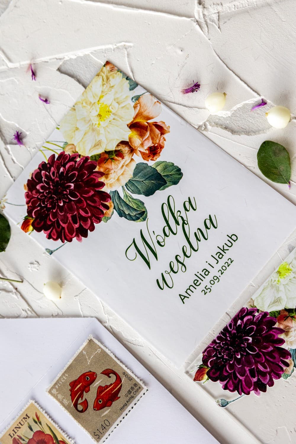 Étiquettes de bouteilles aux dahlias bordeaux | Stickers personnalisés pour vodka de mariage | Korani n° 13