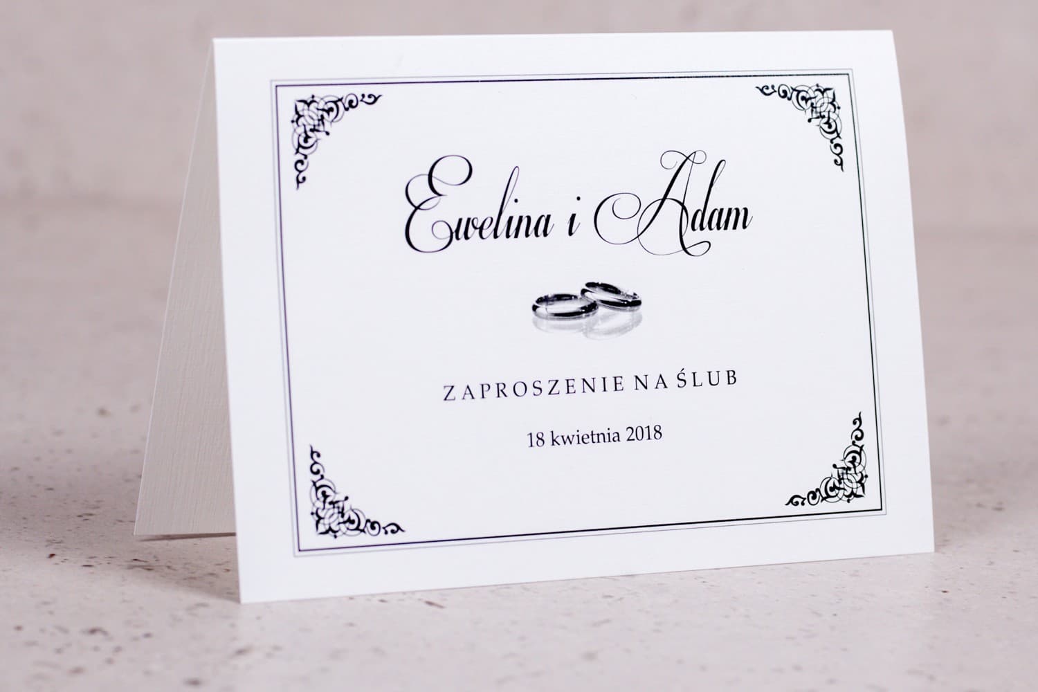 Faire-part de mariage classique Arte n° 1 avec alliances et cadre noir Amelia Wedding