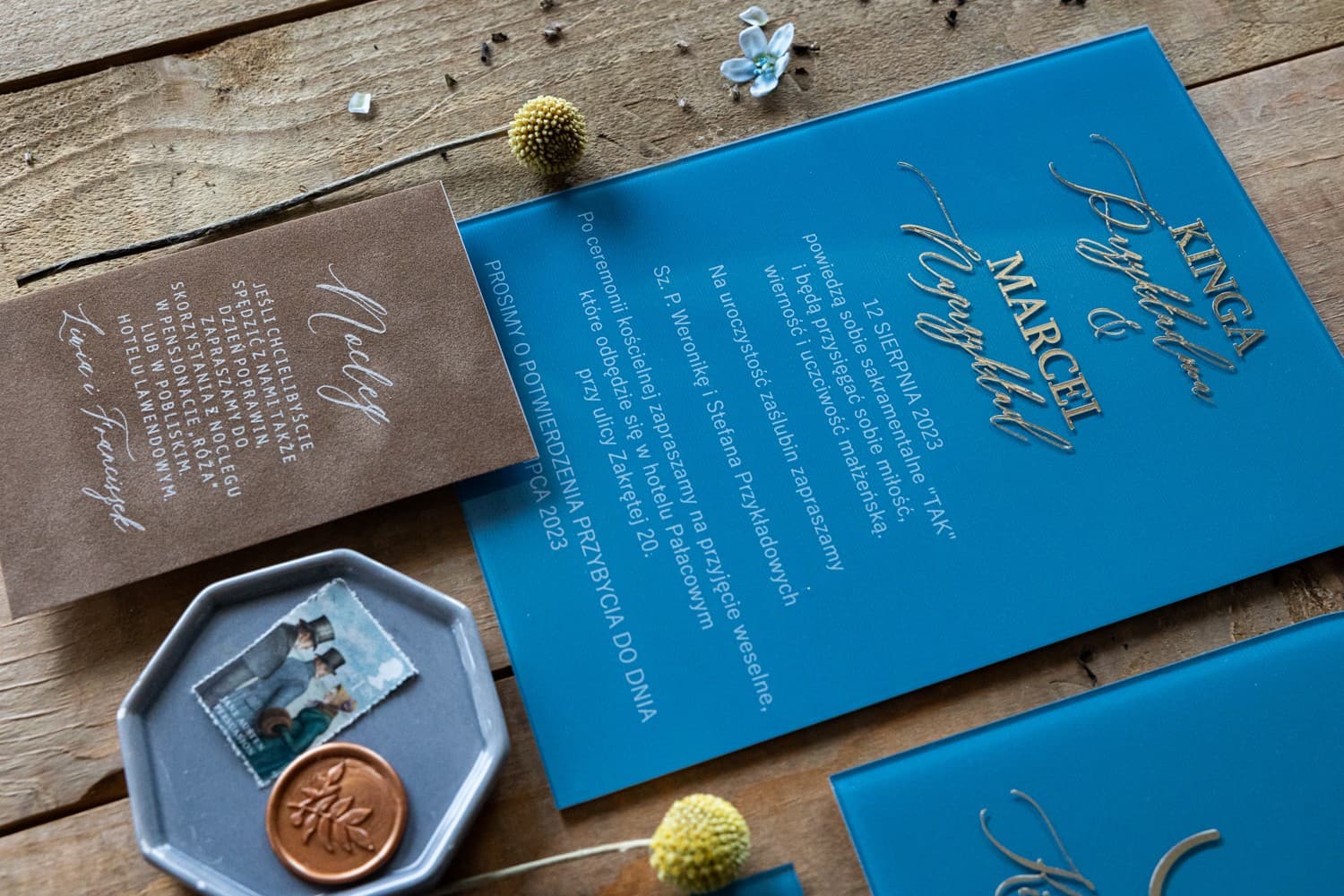 Papeterie de mariage élégante sur verre ensemble dusty blue avec dorure Amelia Wedding