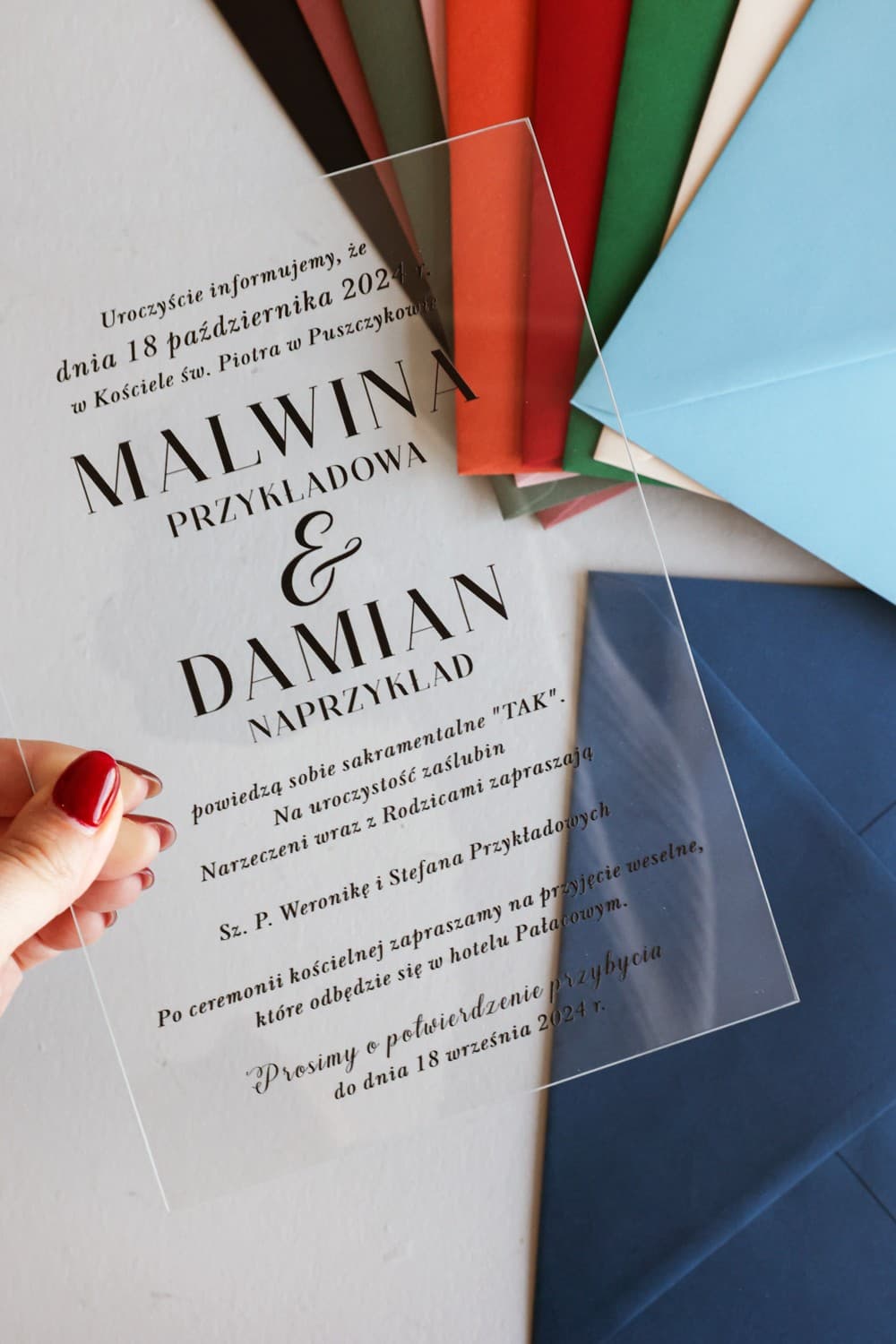 Faire-part de mariage transparent sur verre Korani n° 24 tenu en main Amelia Wedding