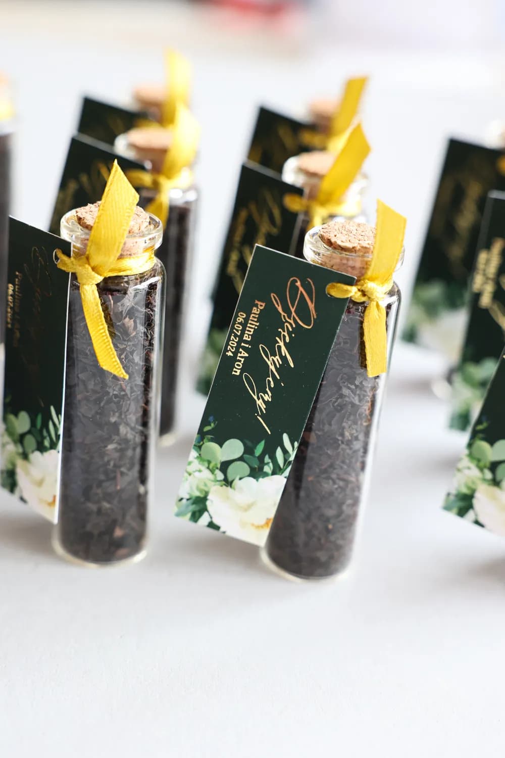 Détail de la fiole de thé avec étiquette dorée vert sapin