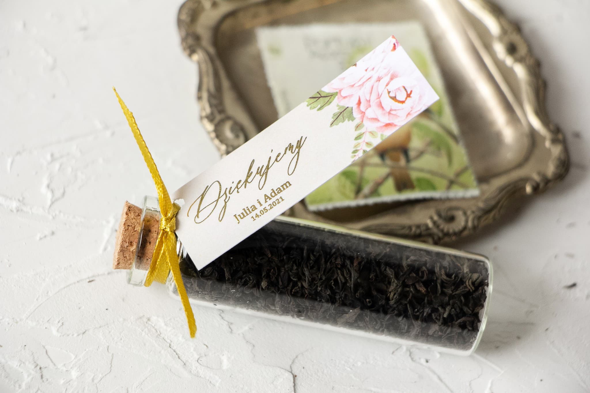 Cadeau invités thé en fiole avec étiquette dorée aux fleurs | Cadeaux de mariage | Szafirowe n° 8