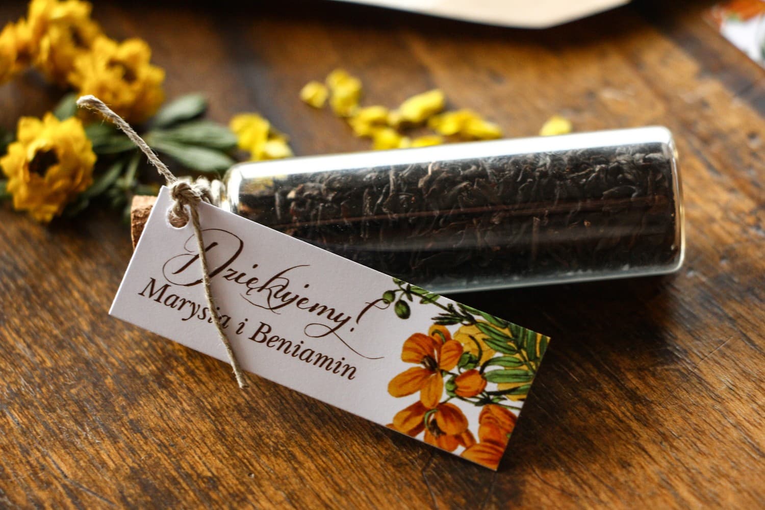 Remerciements pour invités sous forme de fioles de thé, étiquette avec motif de fleurs jaunes