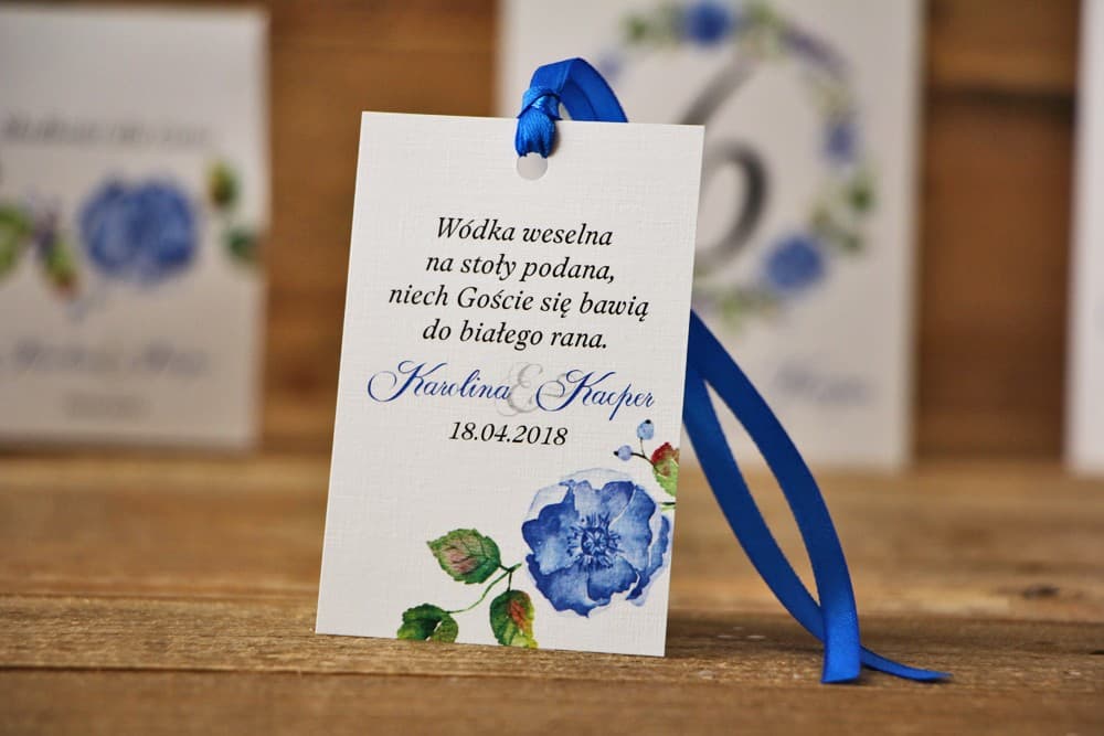 Flaschenanhänger für Hochzeitwoda mit Kornblumen, Aquarell-Stil, personalisierte Etiketten mit Geschenkreimen | Akwarele Nr. 5