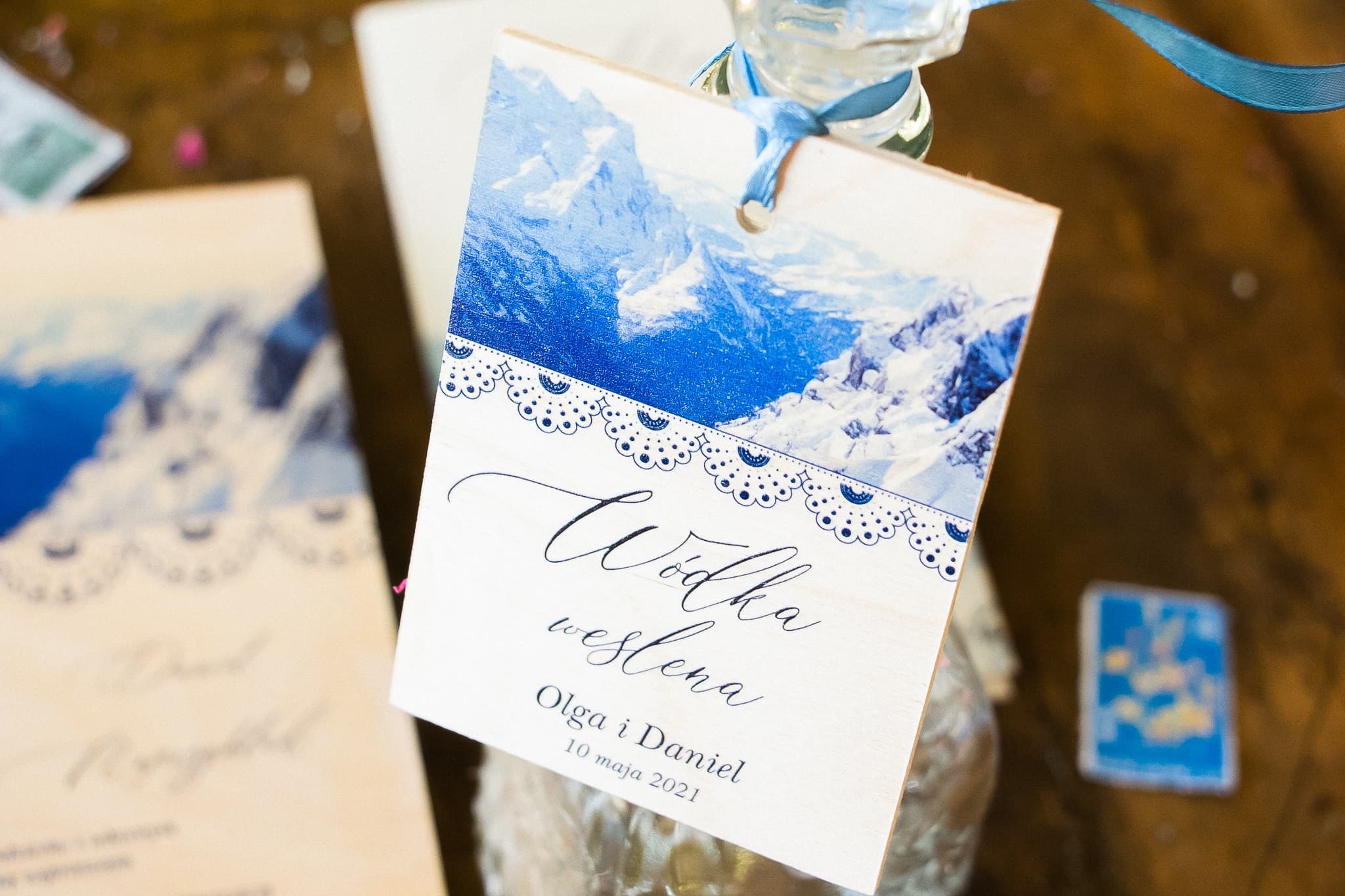 Holz-Flaschenanhänger für Hochzeitswodka Berge | Rustikale Alkohol-Anhänger | Topaz Nr. 1