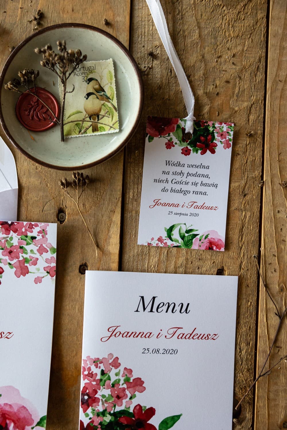 Elegante Flaschenanhänger für Hochzeitsspirituosen | Weinrote Blumen | Kalia Nr. 11