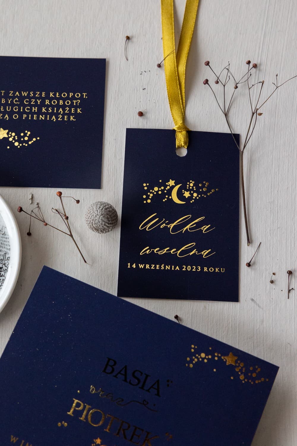 Dunkelblaue Flaschenanhänger für Hochzeitswermut mit Goldfolierung | Personalisierte Etiketten | Simple Nr. 1