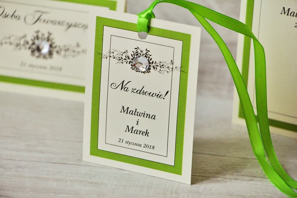 Elegante Flaschenanhänger mit Spitze, Zirkonia und grünem Satinband | Personalisierte Anhänger | Kollektion Z Koronka Nr. 6