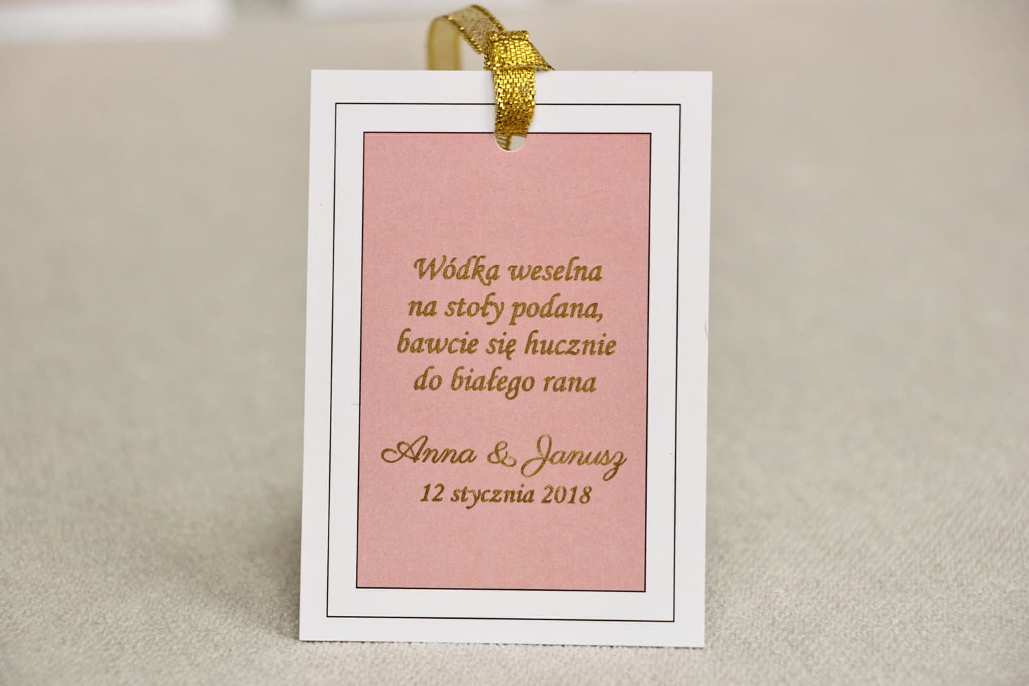 Vergoldete Flaschenanhänger für Hochzeitswochenende Puderrosa | Elegante Anhänger für Alkohol | Sonata Nr. 2