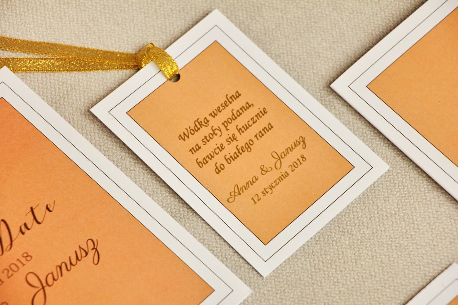 Vergoldete Flaschenanhaänger für Hochzeitswochenende, orangefarbene Alkoholetiketten | Moderne Anhänger | Sonata Nr. 8