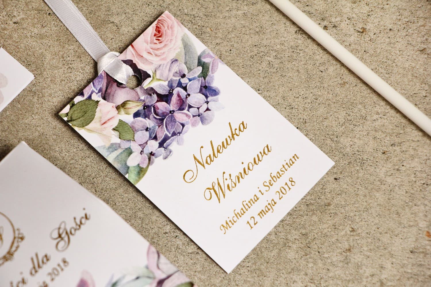 Veredelte Flaschenanhänger mit Rosen & Flieder | Personalisierte Etiketten für Hochzeitsspirituosen | Sorento Nr. 2