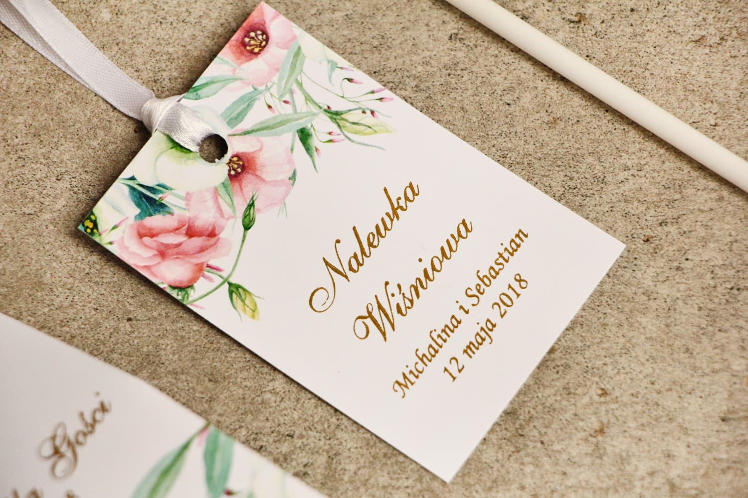 Goldveredelte Flaschenanhänger mit Eustoma | Elegante Anhänger für Hochzeitsalkohol | Sorento Nr. 8