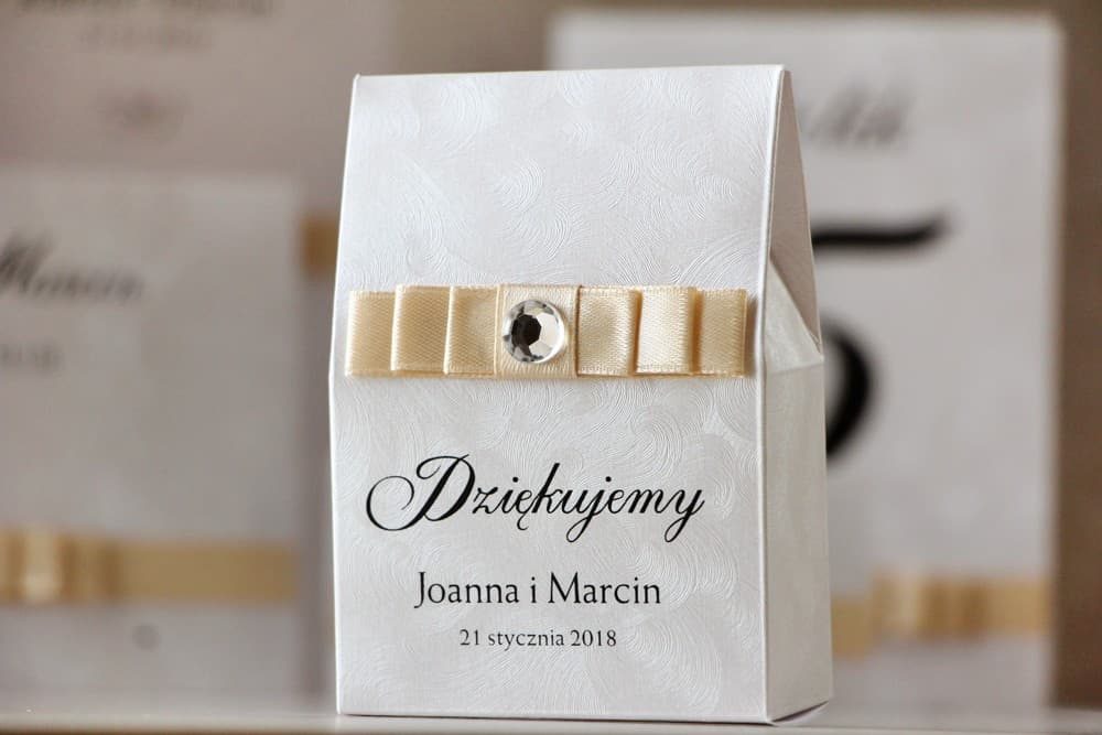 Elegante Gastgeschenk-Boxen mit Schleife und Zirkonia, Personalisiert | Gastgeschenke Hochzeit | Amaretto Nr. 1
