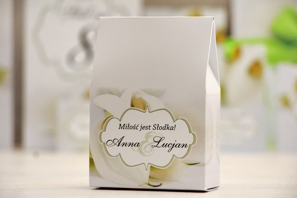 Elegante Gastgeschenk-Box mit weißen Callas für Süßigkeiten, personalisierte Dankeschön-Geschenke | Kollektion Felicja Nr. 5