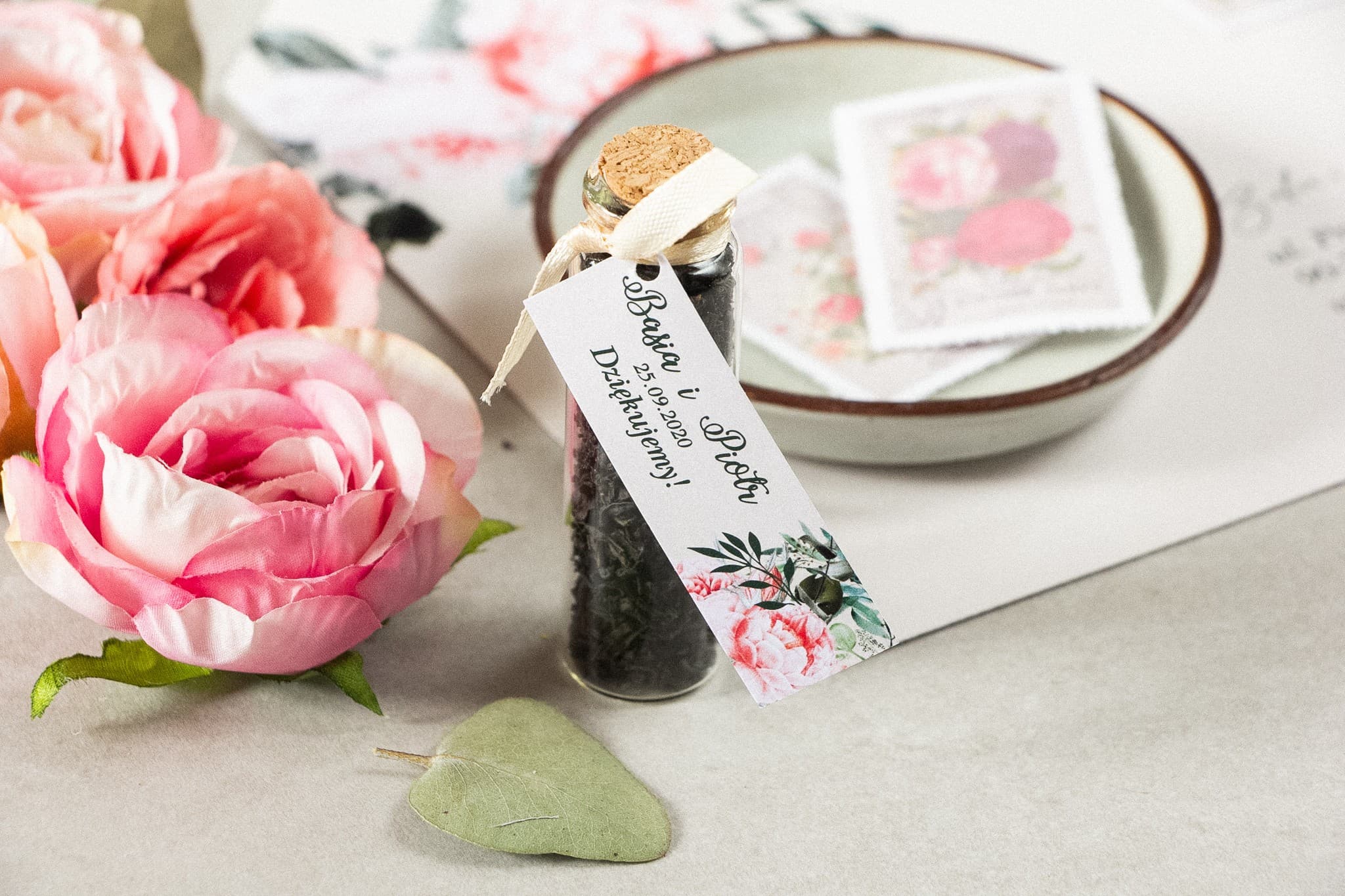 Tee im Glasfläschchen Gastgeschenk mit Rosen | Personalisierte Hochzeitsgeschenke | Korani Nr. 6