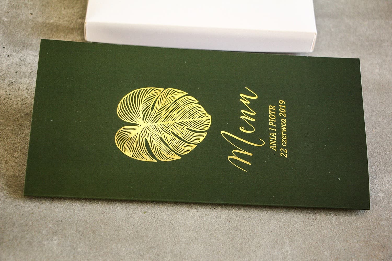 Gold Foiled Wedding Menu with Green Monstera Leaves | Elegant Glamour Menu Card | Szafir No. 1