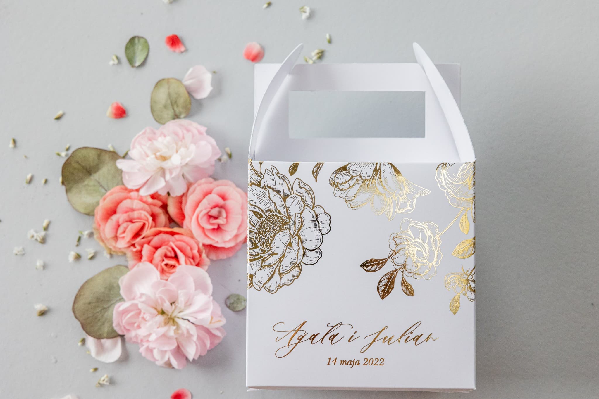 Gold Foiled Wedding Cake Box with Flowers | Personalized Guest Packaging | Onyx No. 3