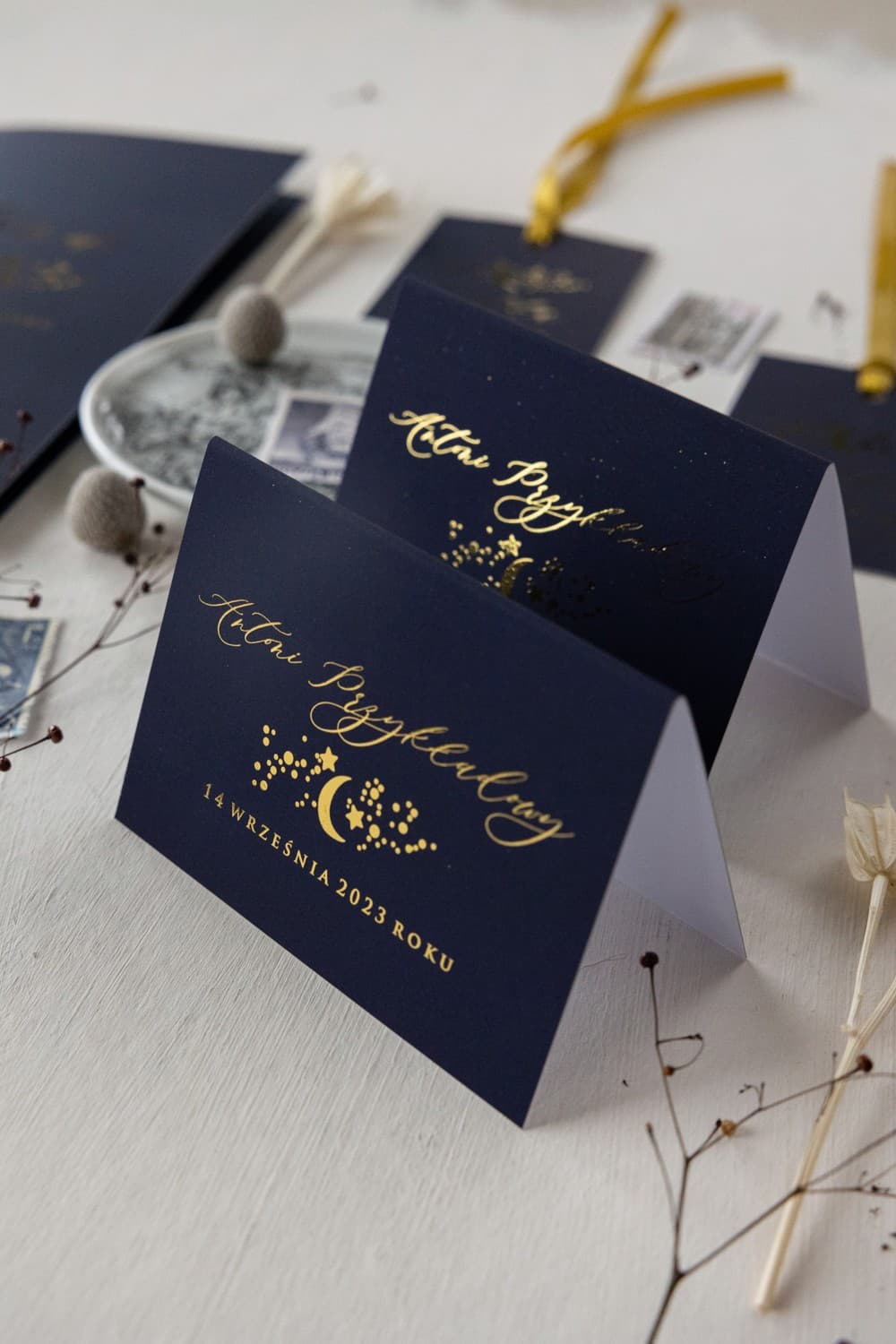 Simple No. 1 Wedding Place Cards – Table Name Cards with Gold Star Motif