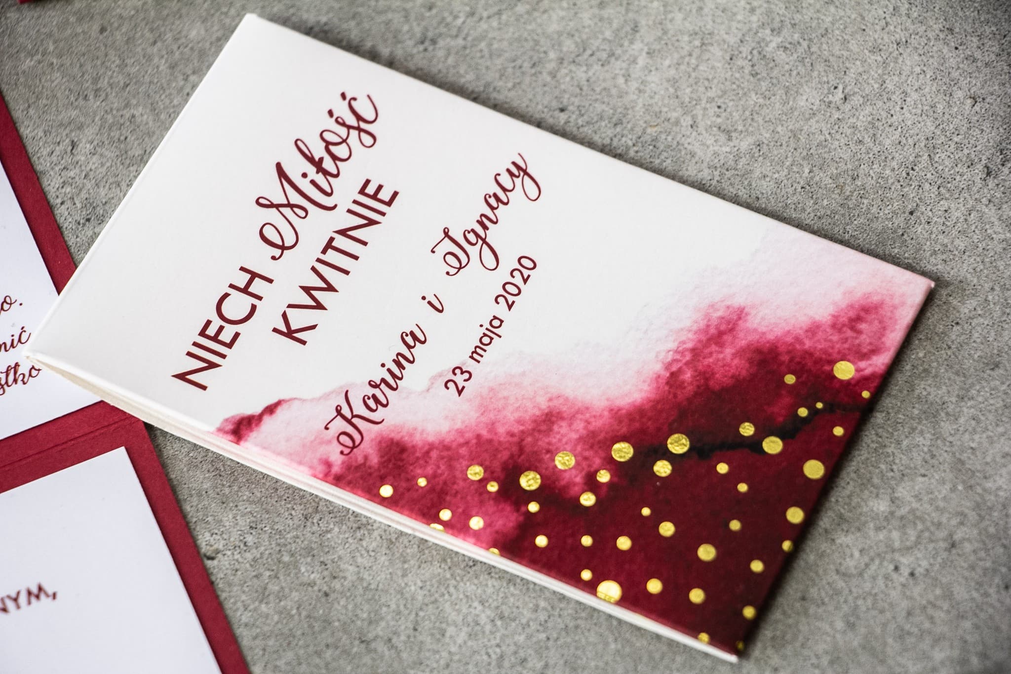 Cadeaux pour invités de mariage sous forme de graines - Pochette bordeaux avec pois dorés