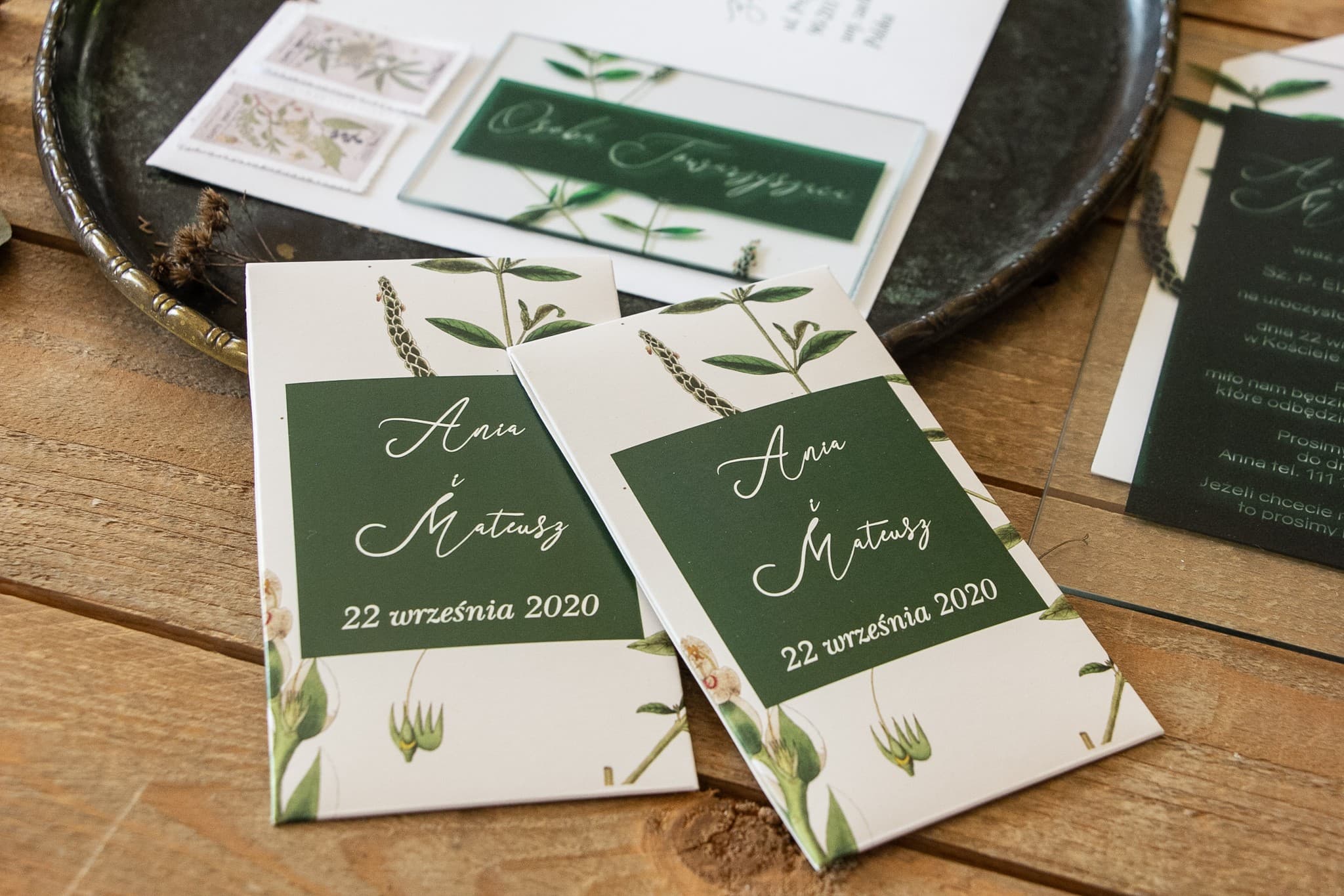 Graines de myosotis - cadeaux pour invités de mariage avec branche verte sur fond vert bouteille