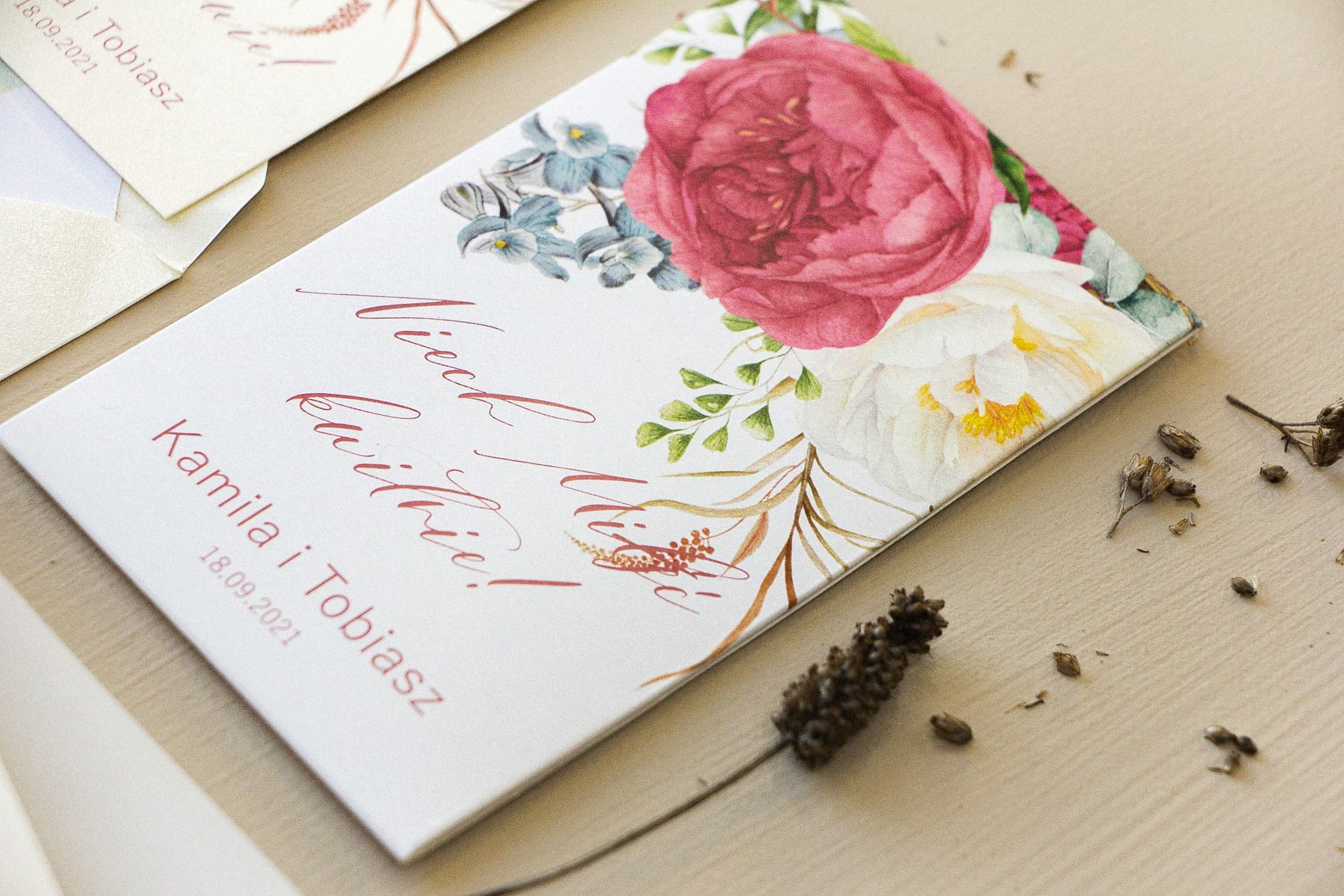 Remerciements de mariage, graines pour invités. Emballage avec pivoines, eucalyptus et dauphinelle bleue