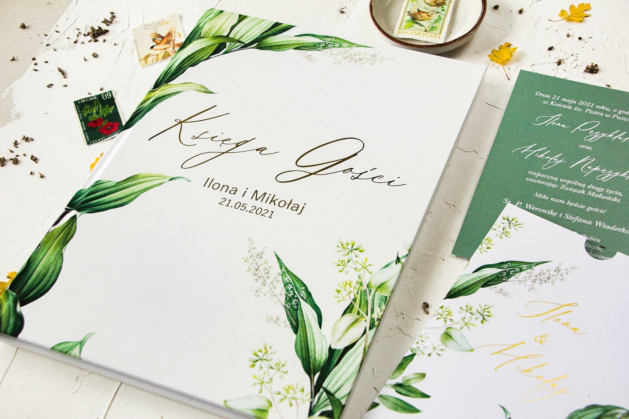 Veredeltes Gästebuch mit grünen Blättern, personalisiert | Elegantes Hochzeit-Gästebuch | Serenity Nr. 1