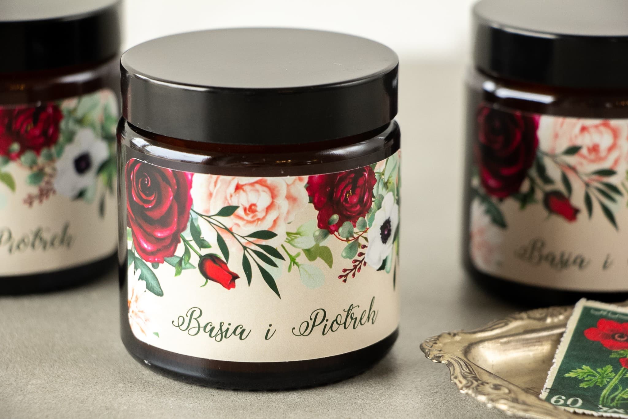 Sojakerze Korani Nr. 4 – Burgund mit Dahlie als Gastgeschenk