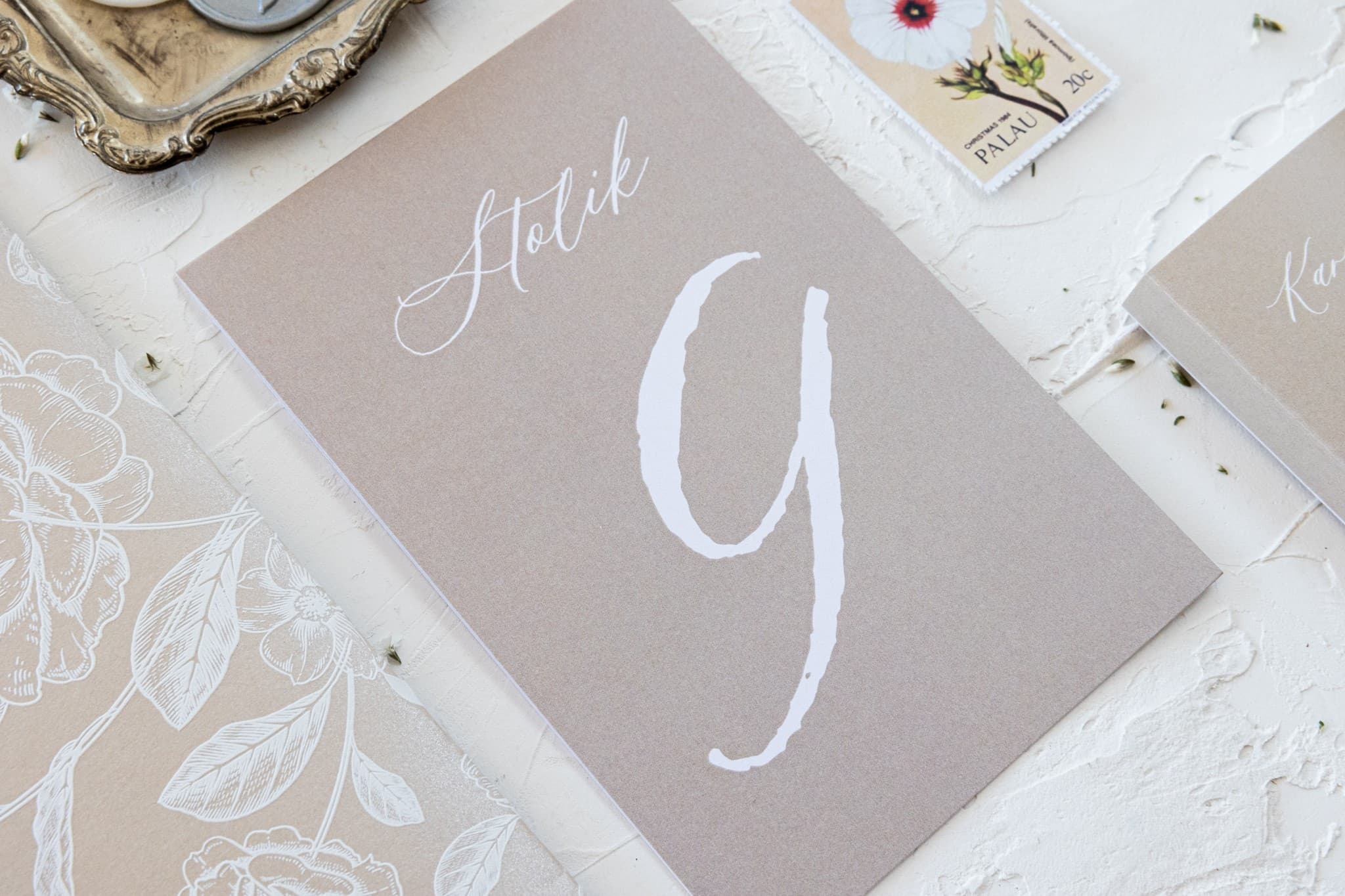 Beige Tischnummern Hochzeit A6 Aufsteller | Personalisierte Tischnummern | Kollektion Nefryt Nr. 4