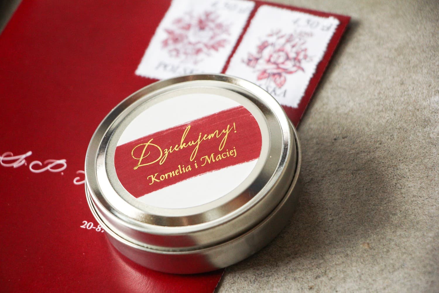 Sojakerze Verte Nr. 1 – Gastgeschenk mit burgunderroten Blumen