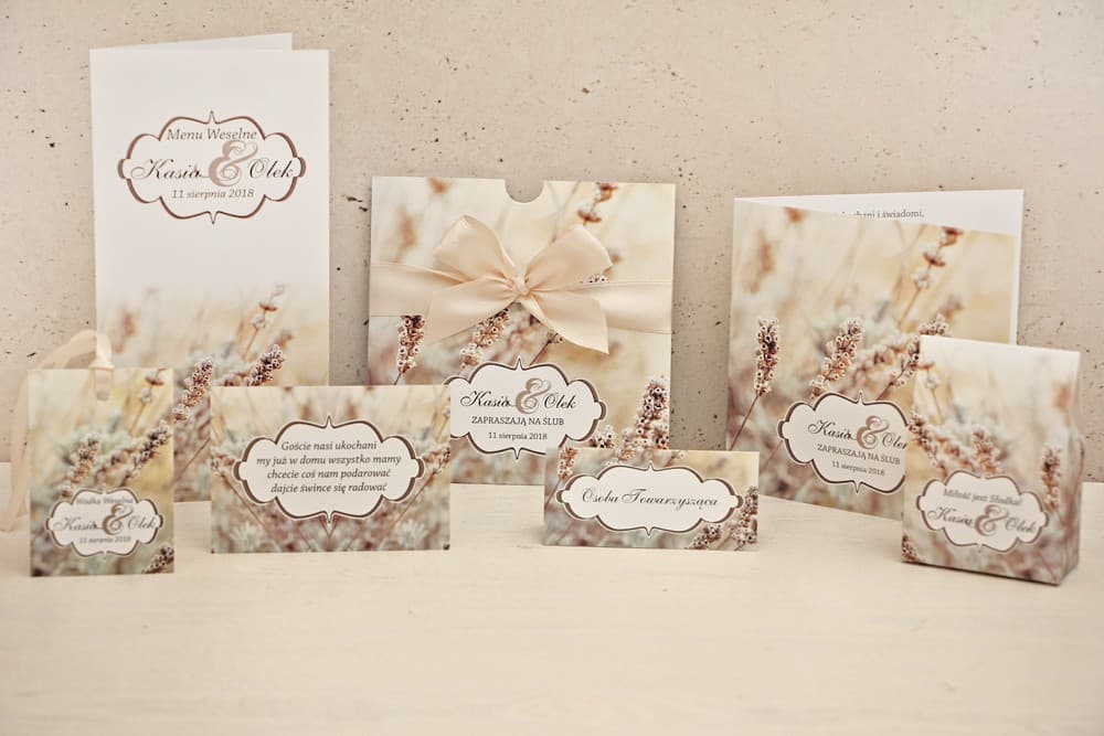 Beige elegante Hochzeitseinladungen im Etui mit Feldgras, Boho-Stil, mit Satinband – Felicja Nr. 10 - 3