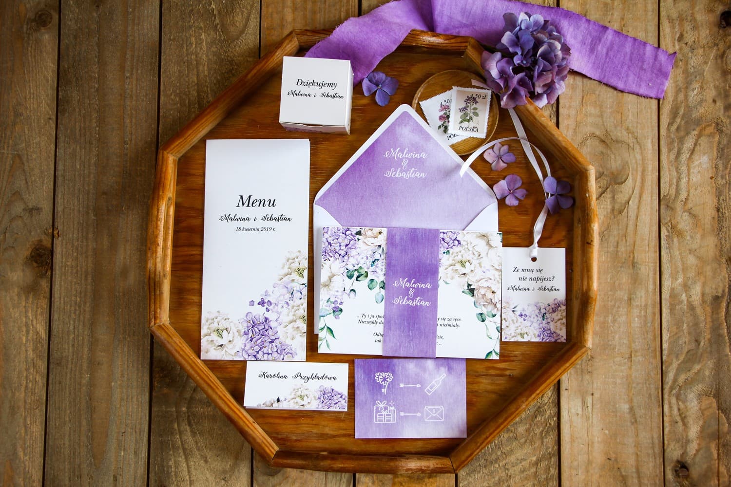 Hochzeitseinladungen im Zickzackfalz mit lila Hortensie – Rozalia Nr. 1