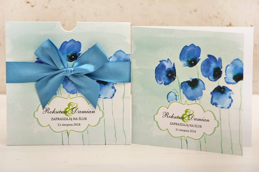 Boho Hochzeitseinladungen mit kornblumenblauen Mohnblumen auf Minzhintergrund, mit Satinband – Felicja Nr. 18