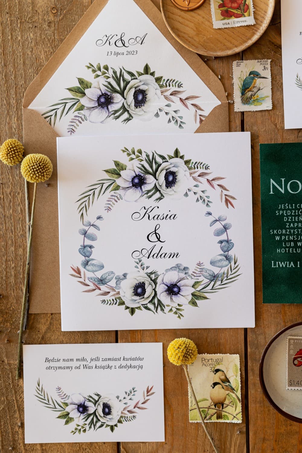 Boho Hochzeitseinladungen mit Anemonen und Kraftpapier-Umschlag – Kalia Nr. 3