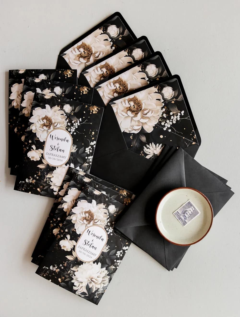 Hochzeitseinladung Impresja Nr. 17 – Schwarzer Grund und beige Blüten