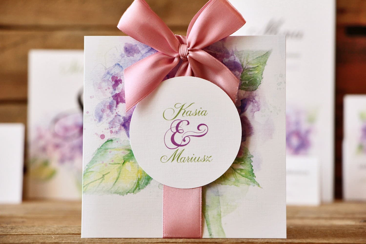 Hochzeitseinladungen im Etui mit Aquarell-Hortensie und Schleife Malowane Kwiaty Nr. 3
