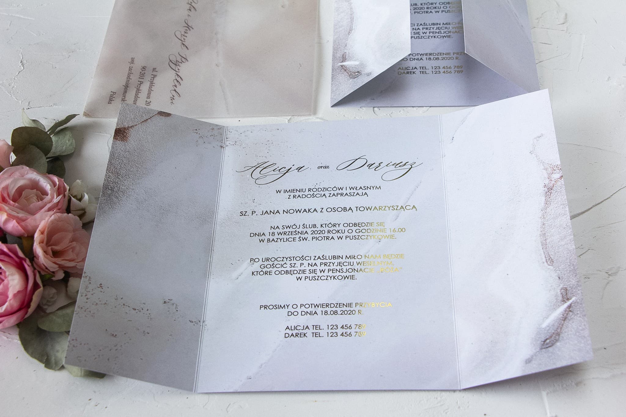 Glamour Hochzeitseinladungen mit Champagner-Marmor und transparentem Umschlag – Marmurowe Nr. 1