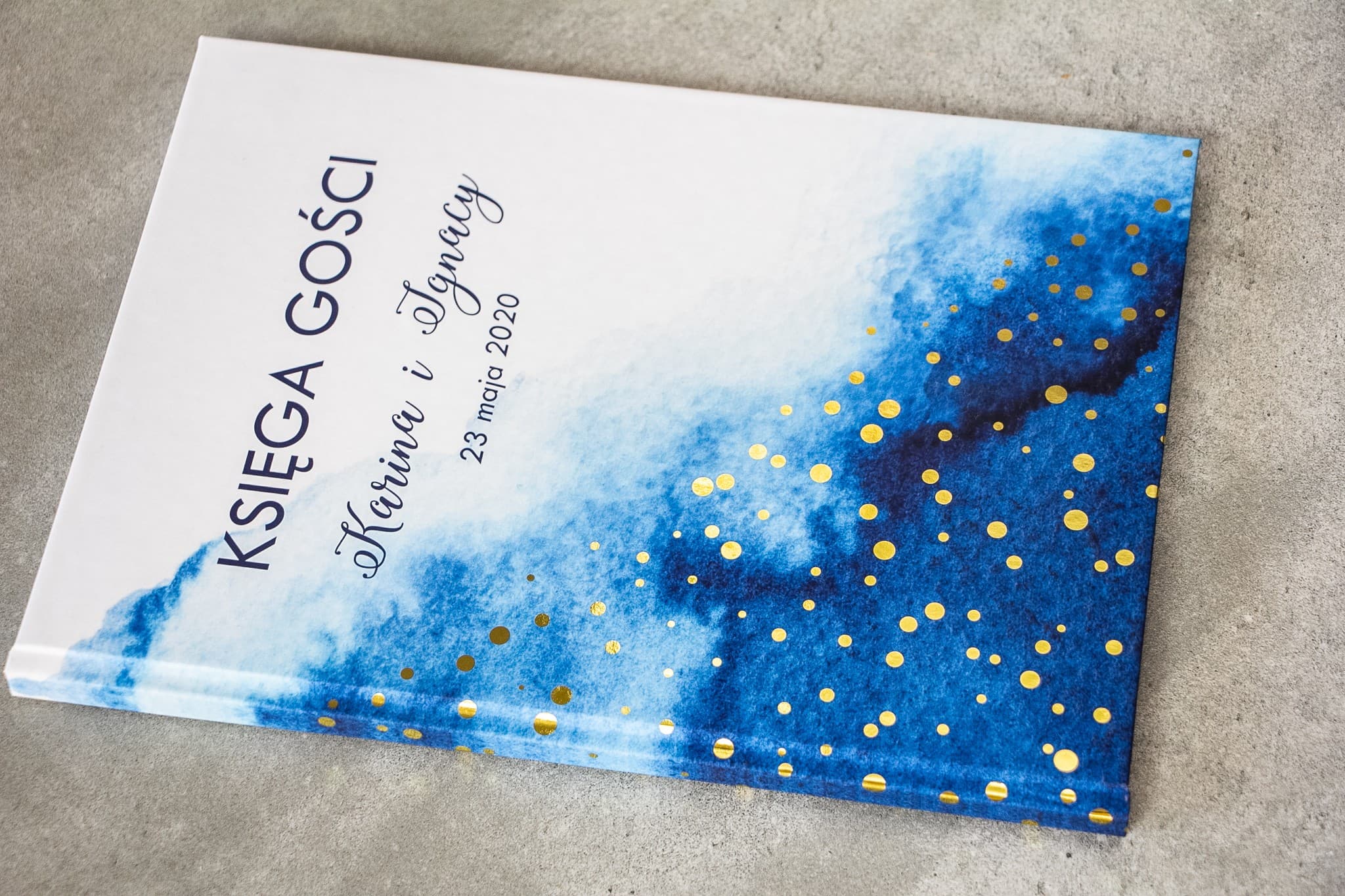 Dunkelblaues Gästebuch mit Goldprägung und Fragebögen | Personalisiertes Hochzeitsgästebuch A4 | Bakarto Nr. 1