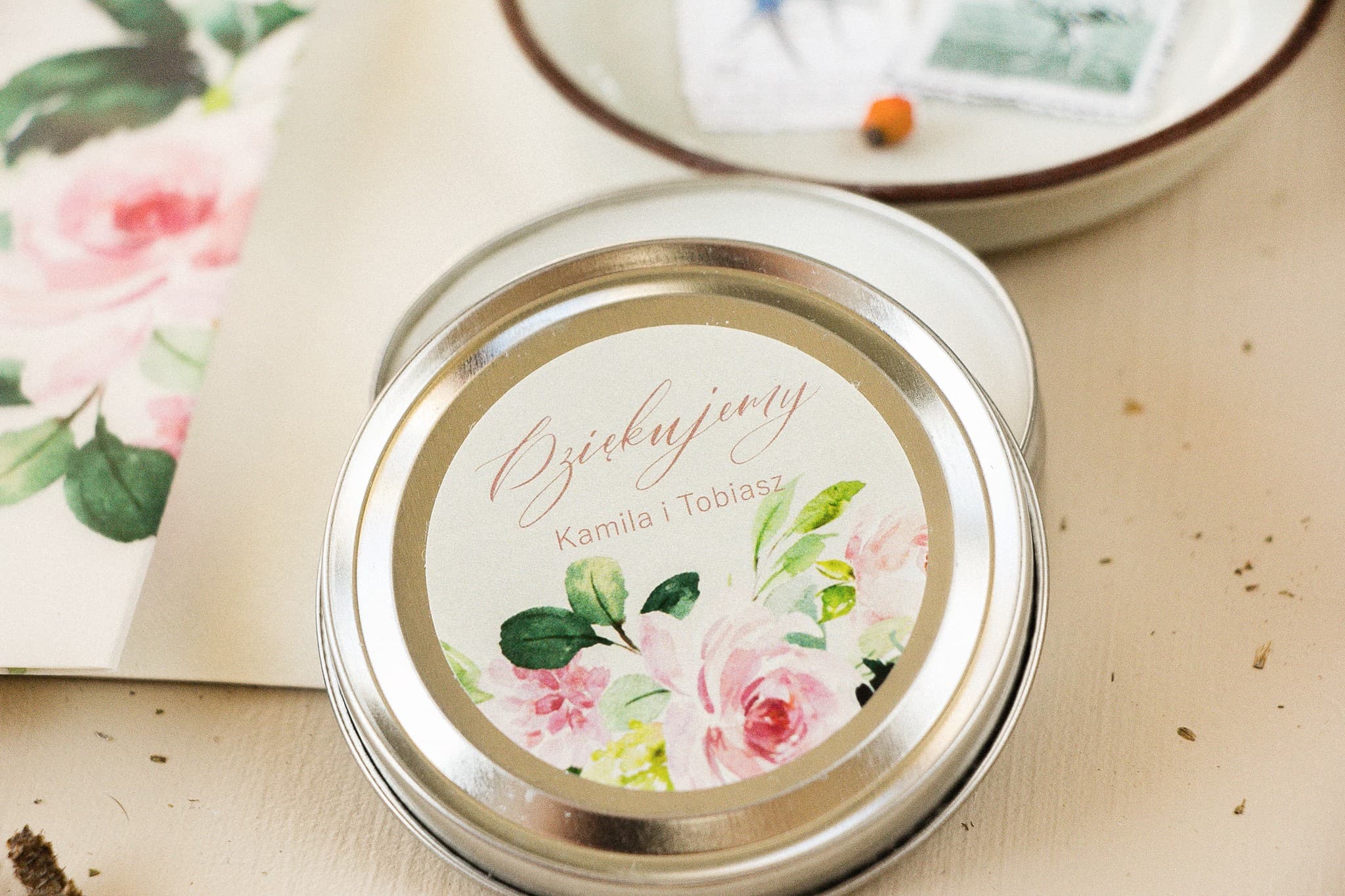 Duftkerze Opal Nr. 8 – Pfingstrosen und Gastgeschenk