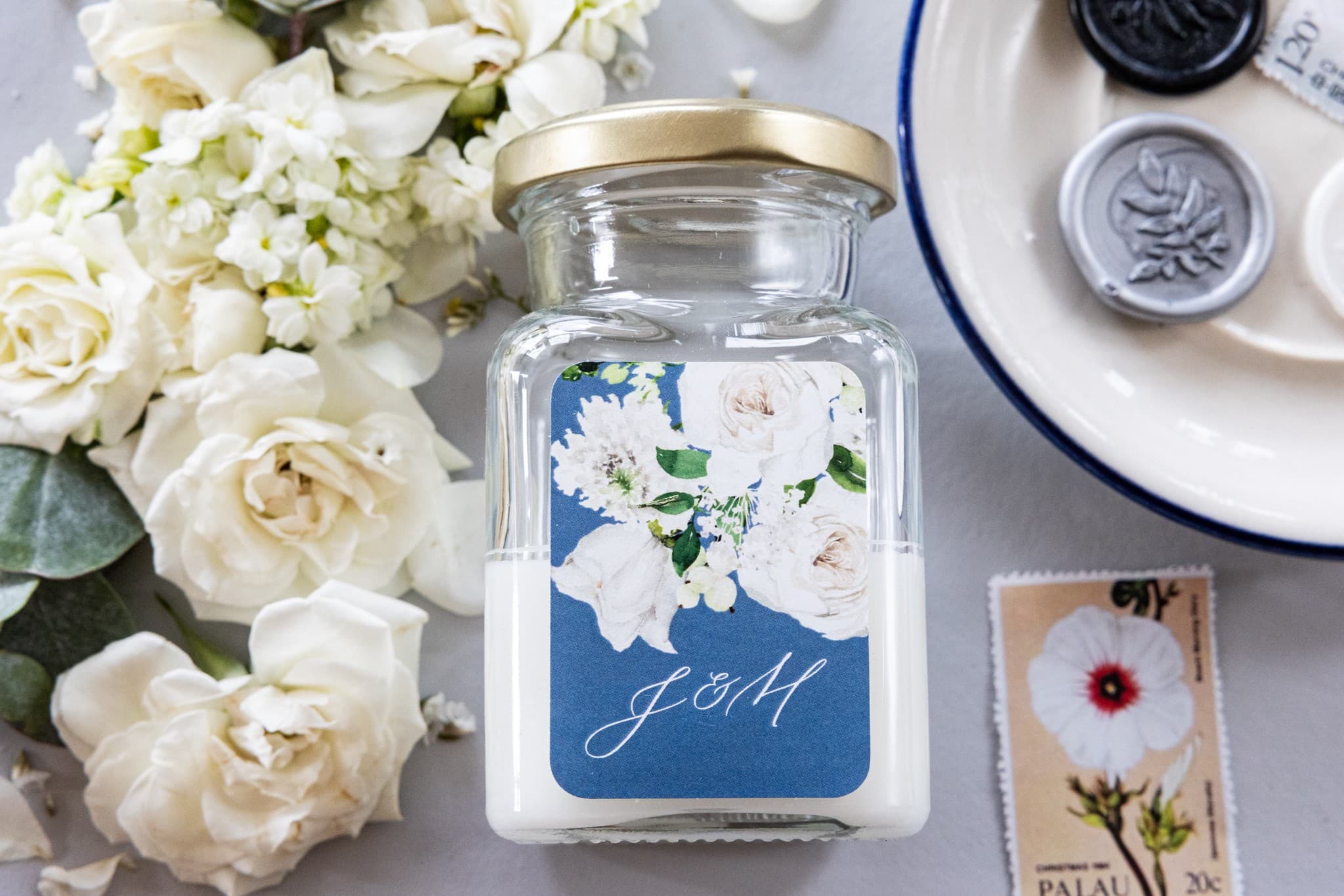 Duftkerze Soft Nr. 5 – Pfingstrosen Dusty Blue und Gastgeschenk