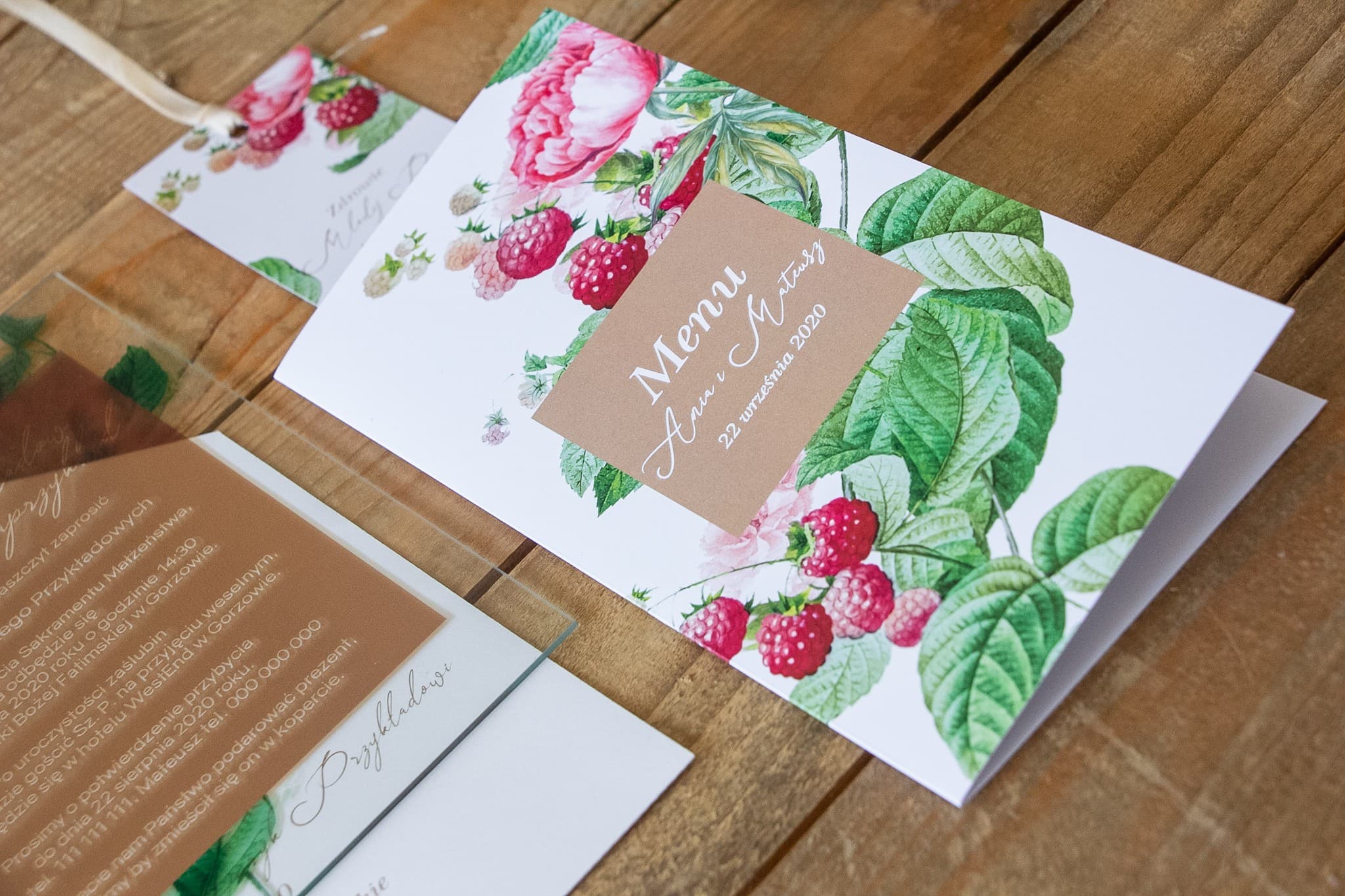 Hochzeitsmenü Korani | Zarte Pfingstrosen und Himbeeren auf Cremefarbenem Hintergrund | Korani Nr. 7