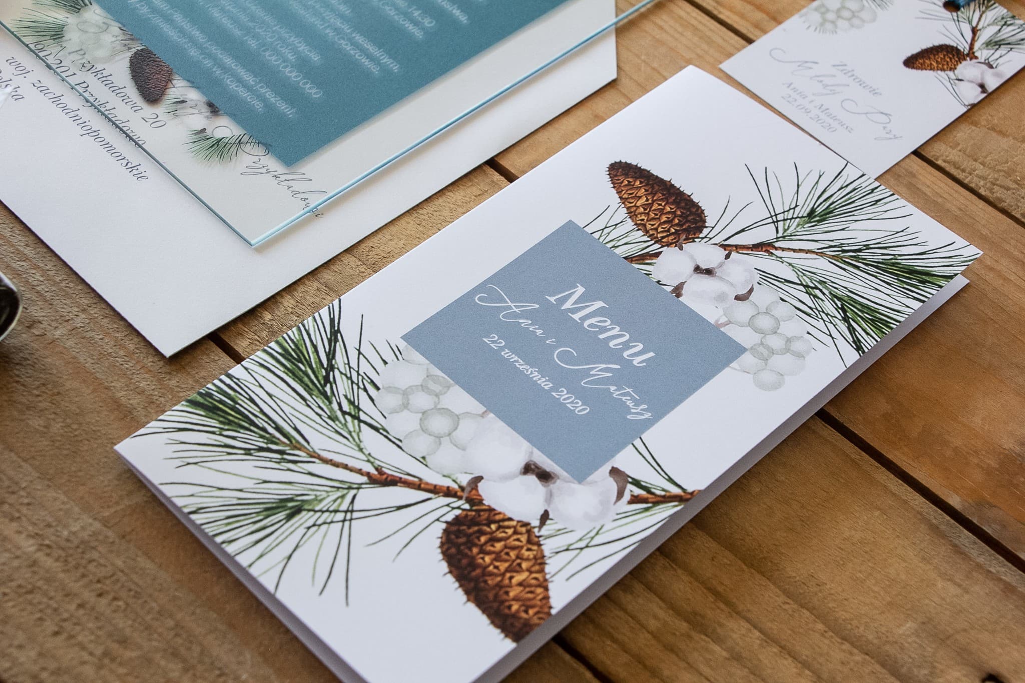 Menükarte für den Hochzeitstisch im Naturstil | Nadelzweige und Baumwolle | Korani Nr. 8