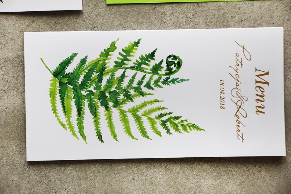 Elegantes Hochzeitsmenü mit Goldprägung und Farn-Motiv | Botanische Menükarte in Grün und Gold | Kollektion Cykade Nr. 11