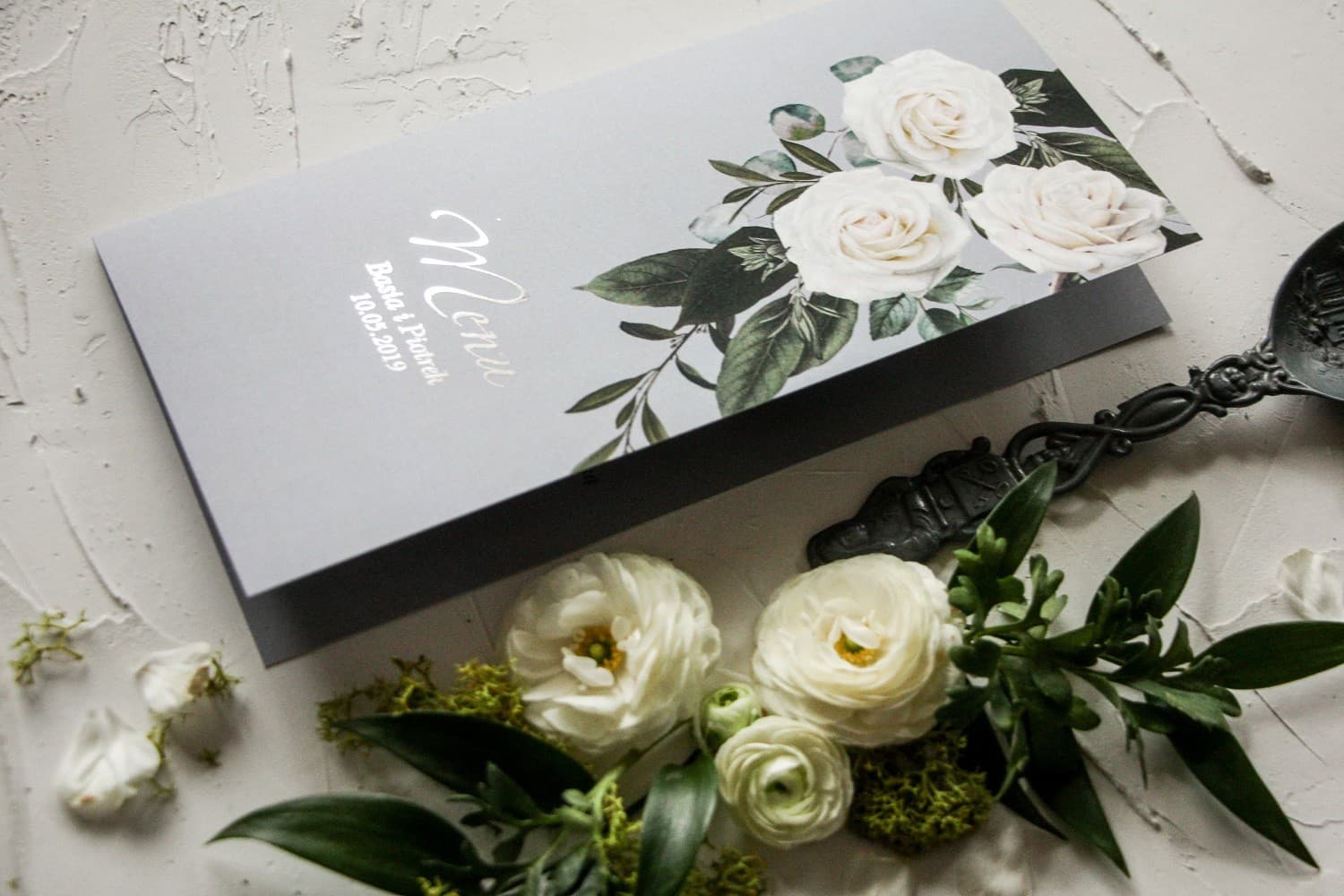 Versilbertes Hochzeitsmenü Glamour mit weißen Rosen | Elegante Menükarten | Kollektion Pastelowe Nr. 2